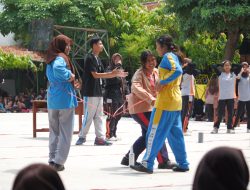 Semarak Lomba Estafet Paku dan Sarung dalam Peringatan Kemerdekaan Republik Indonesia