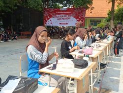 Serunya Lomba Make Up Tanpa Kaca dalam rangka lomba Agustus di Skanesasoo