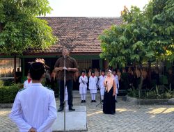 SMKN 1 SOOKO Sambut HUT RI ke-80 dengan Upacara Bendera